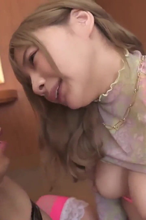 חדר כלבה מאופק - שחק עם הזין של גבר עד שהוא כל כך הדוק שהוא לא יכול לזוז. חלק 1