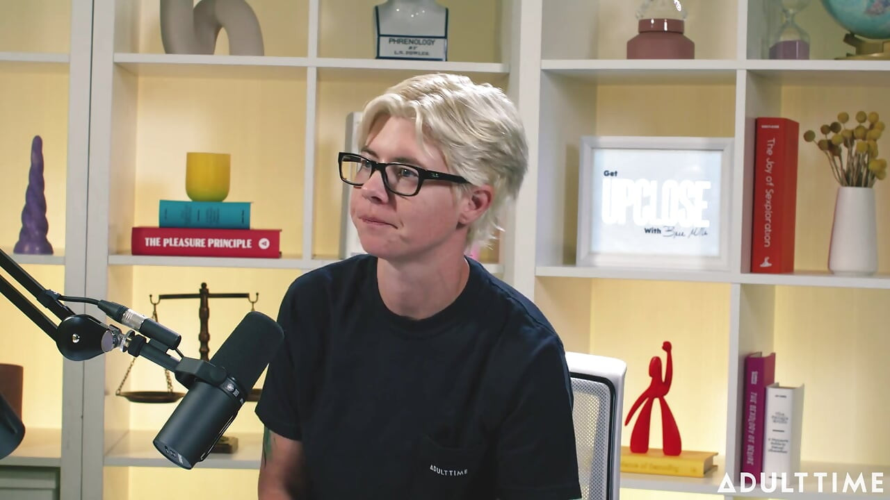 Khloe Kingsley spriccel a kamerába és a vörös zászlók a felnőtt idő podcast