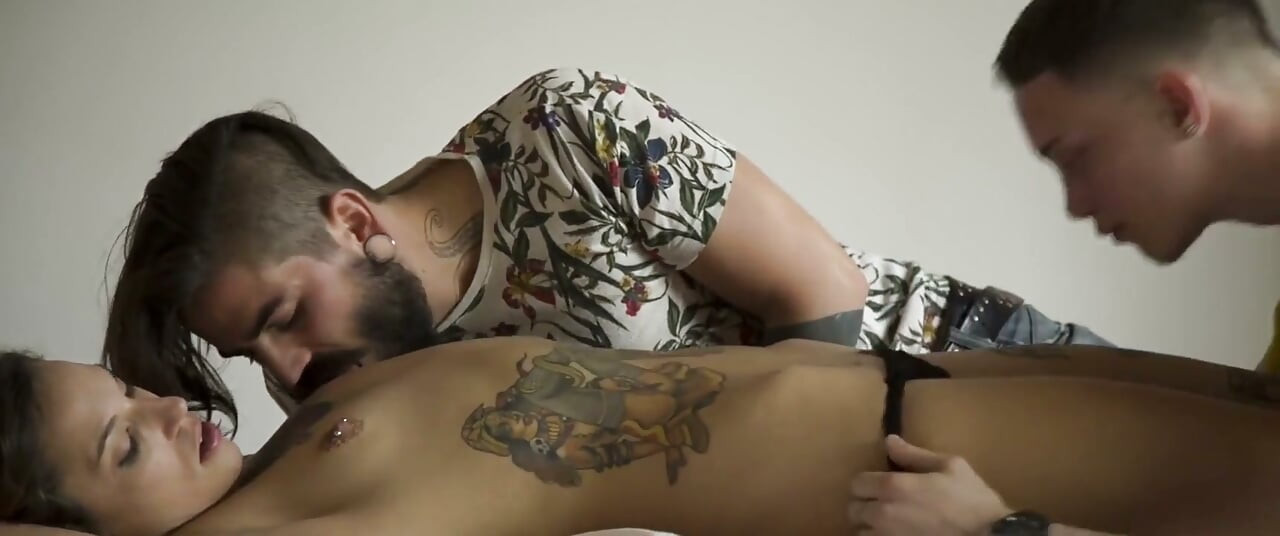 Hot tattooed teen gets spitroasted in threesome