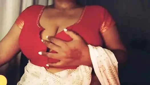 Seksi kız açık açık basın göğüsleri meme ucunu gösteriyor ve meme ucunu çimdikliyor