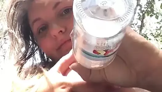 Женщина с гигантскими сиськами пробирается по воде и сжимает молоко