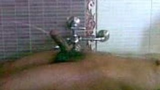 Мужика застукали перед камерой в ванне
