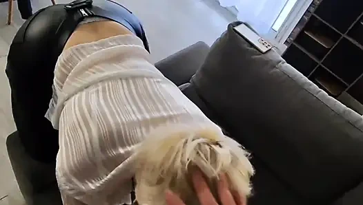 Er öffnet meine lederhose und fickt meine muschi und meinen arsch