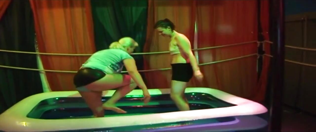 Śliska milf orgia z ociekającą mokrą podwójną penetracją szaleństwa
