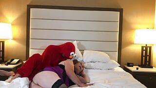 Elmo neukt een hete milf transvrouw