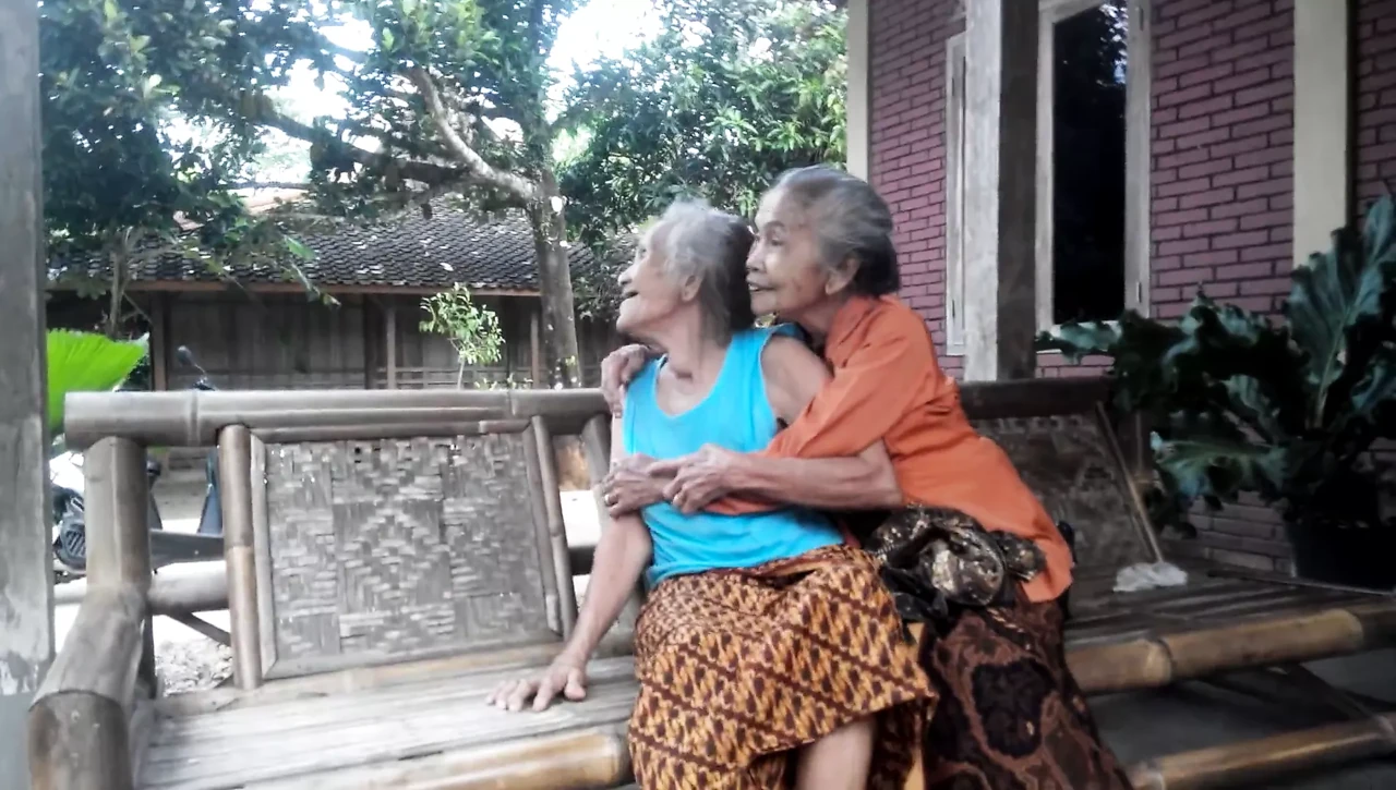 2 Very old grannies kissing