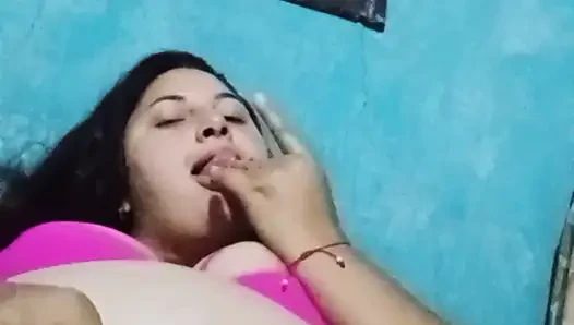 Eine pummelige Latina mit großen Brüsten kaut an ihrer reichen, feuchten Muschi