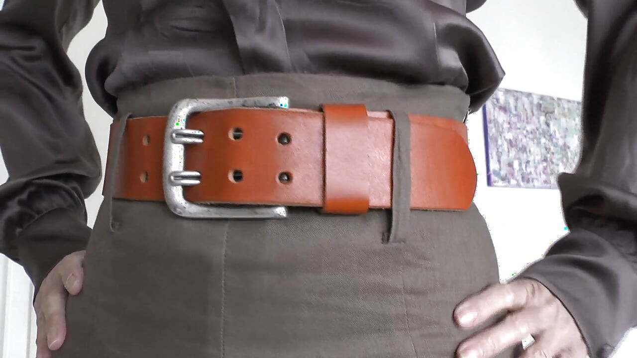 Aufregender gürtel fitting mit einem leinenrock, teil 1, lady victoria Valente