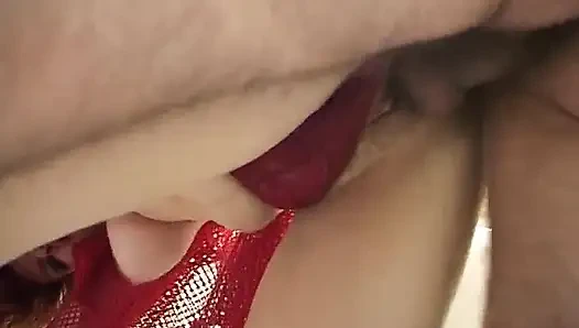 Olgun kızıl saçlı banyoda iyi bir sakso çekiyor