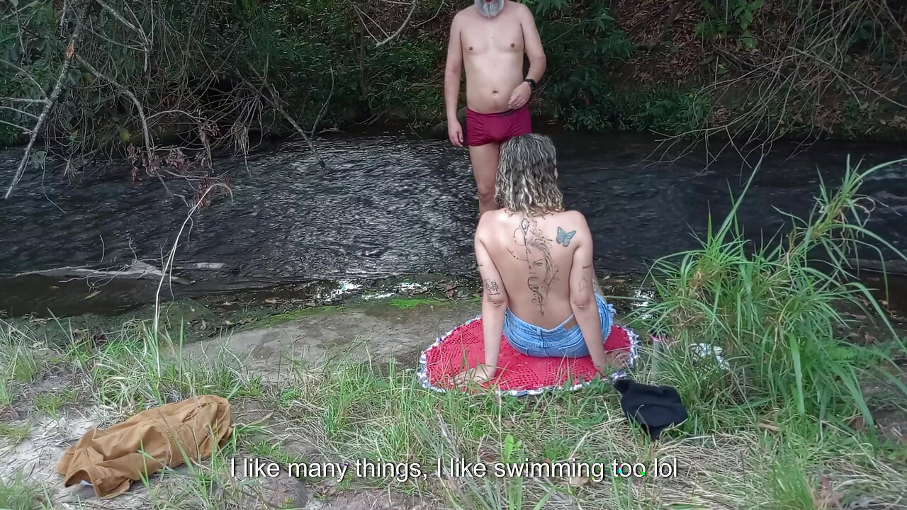 Egy idegennel való találkozás egy vízesésnél szabadtéri szexben végződik.