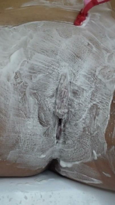 Close-up of shaving the vagina with a trimmer and a razor. | Clip 1