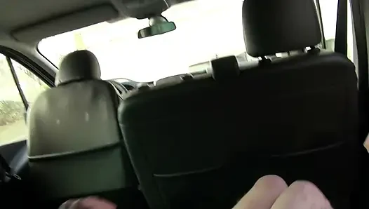 Seksi dövmeli piliç sikiliyor ve amını parçalıyor