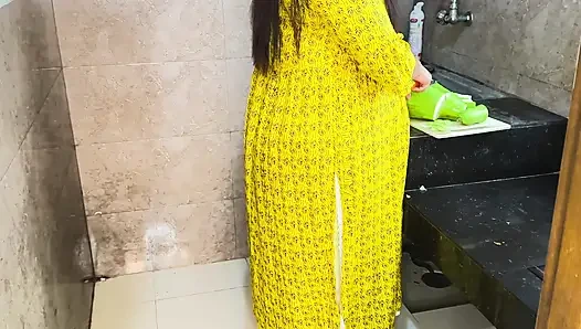 Suddenly I Fucked My Stepmother in Law While She Was Cutting Curry in the Kitchen - Desi Rough Sex