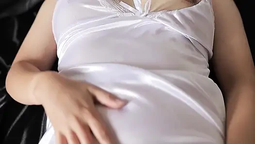 Watch Indonesian girls relaxing without wearing panties and their pussies are wet