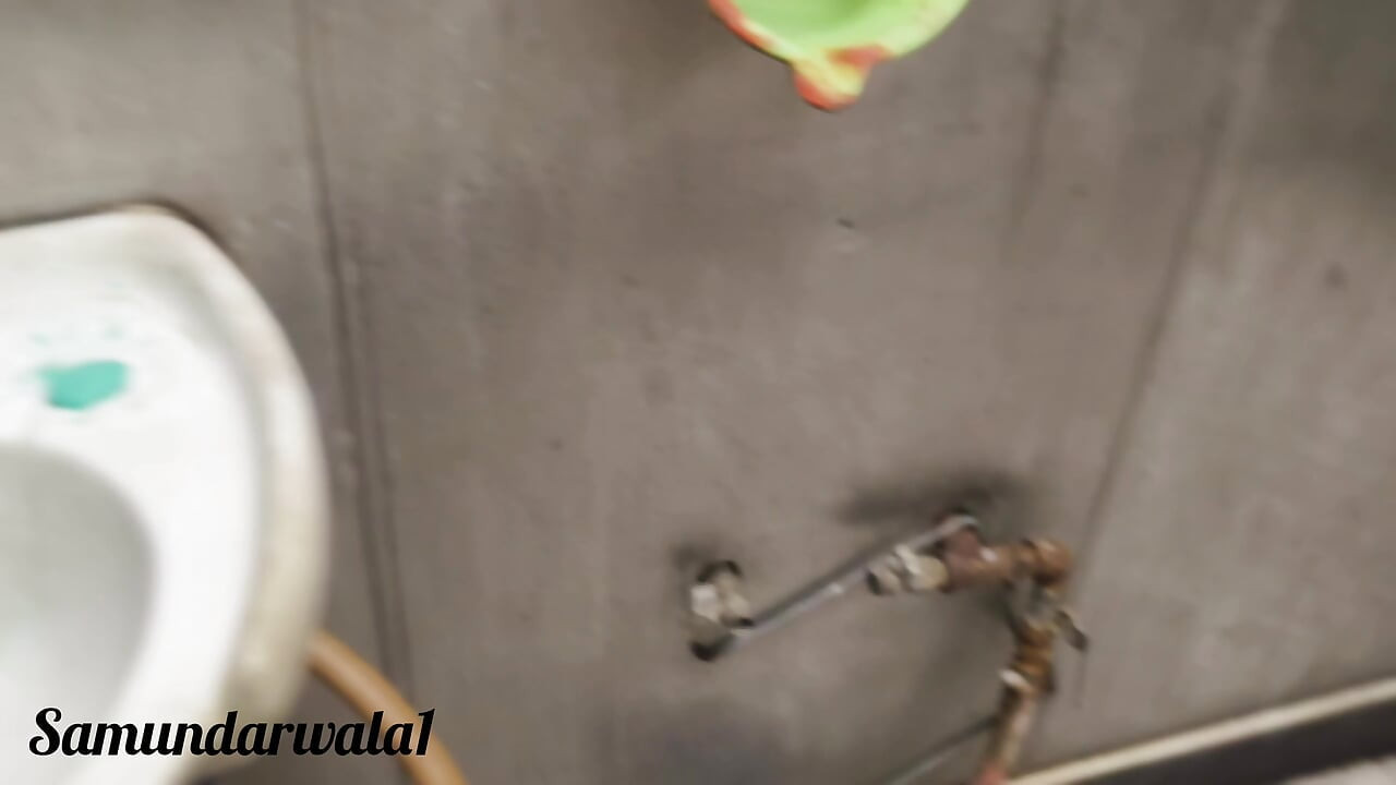 Üvey erkek kardeşim evde yalnız olduğunda, beyaz sperm dışarı çıkıyor.