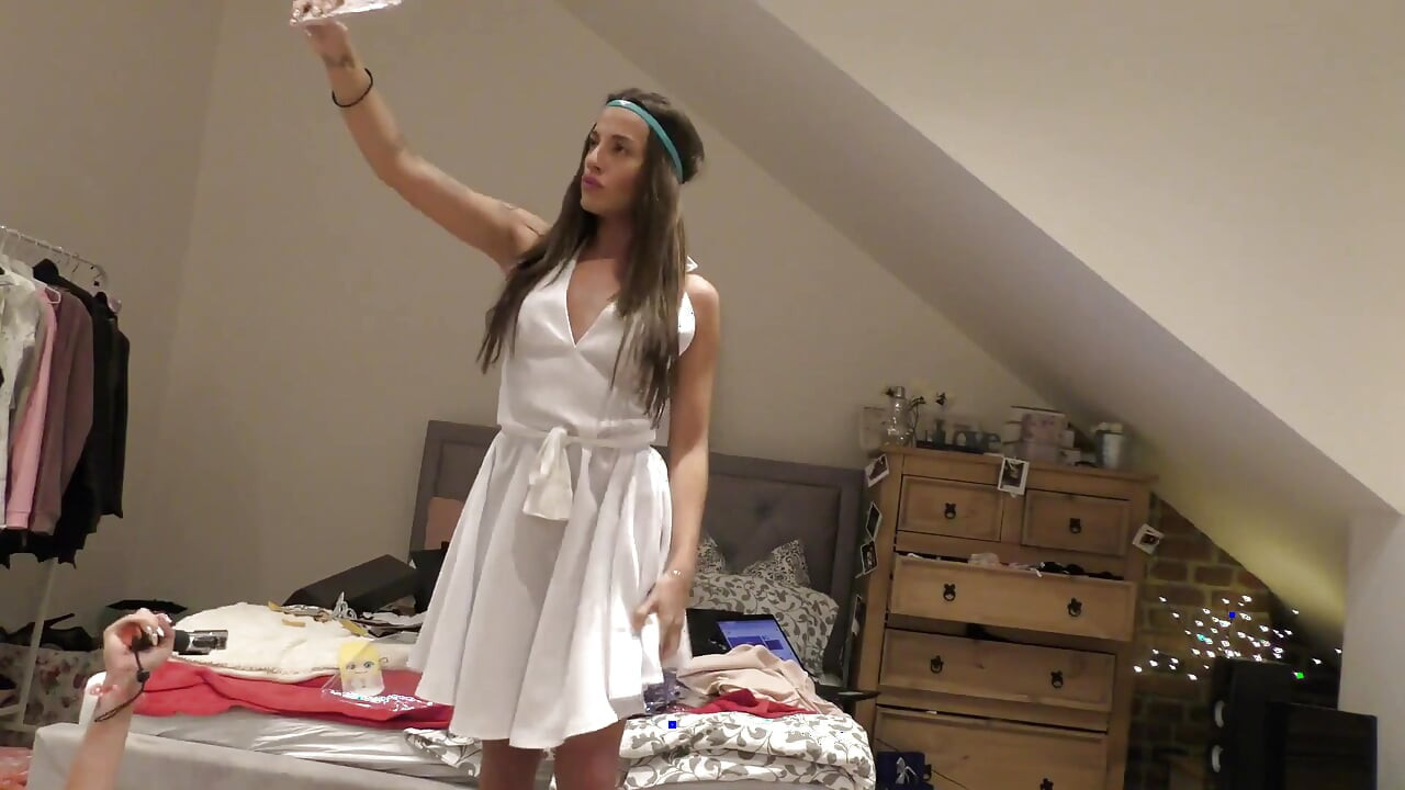 Ass Shaking, Twerk, Tiniest Thongs with Three Stunning Girls