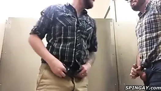 Мужик спаривается с незнакомцем в кабинке публичного туалета