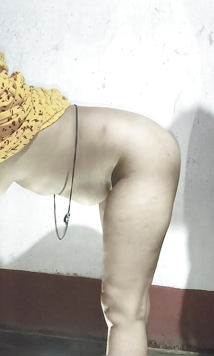 Desi bhabi ko pela din mai jor jor