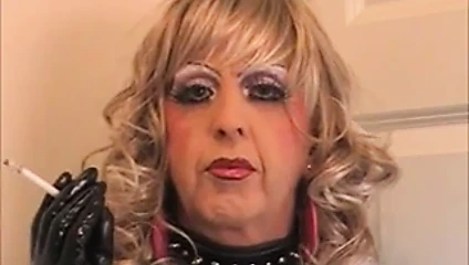 Tranny drolja mandyttv puši