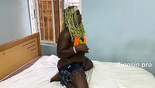 Sexy mädchen mit dickem arsch benutzt große gurke zur befriedigung