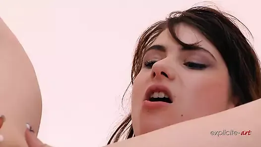 Deux merveilleuses teens françaises dans une super vidéo lesbienne avec fist anal