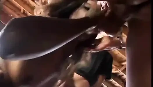 Üç adam sırayla götten sikişiyor ve siyah bir güzele çifte penetrasyon yapıyor