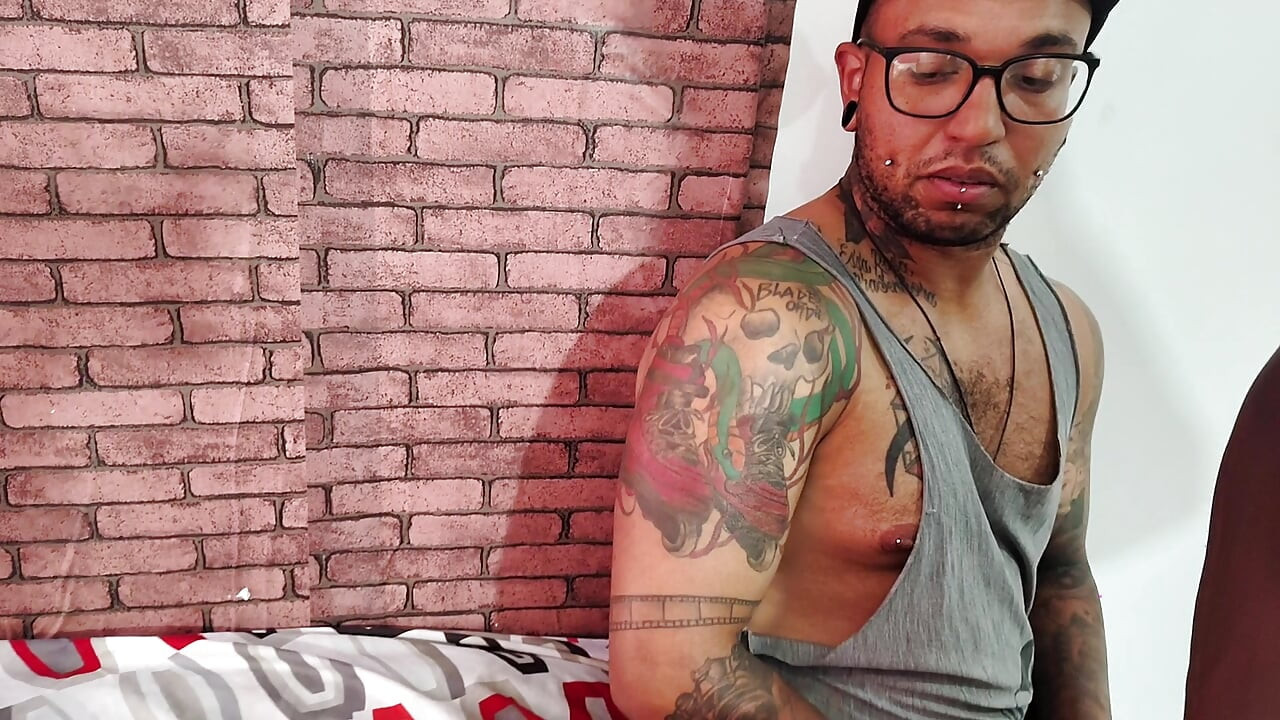 Brasileira casada seduz seu guarda-costas enquanto seu marido assiste