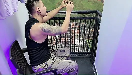 Harter Sex auf dem Balkon, während Nachbarn uns beobachten