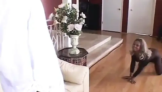 Cewek imut kulit hitam lagi asik nyepong dan ngentot kontol besar pria kulit hitam di sofa sampai dicrot sperma