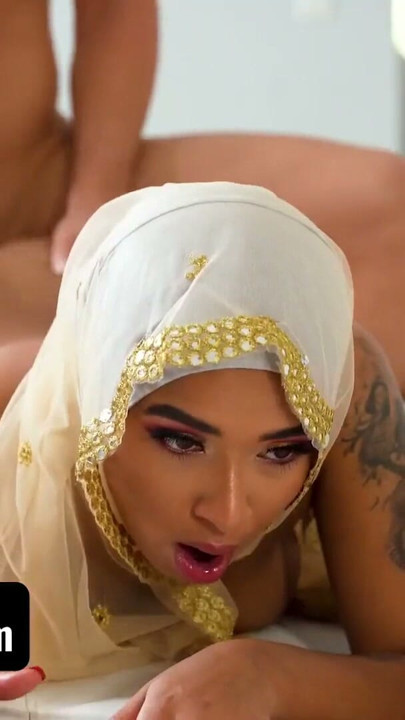 Muzułmańska laseczka z soczystymi cyckami Babi Star pochyla się i bierze grubego kutasa w dupę - Hijab Hookup | Klip 3