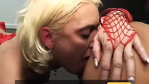 Эротическая крошка лижет киску своего партнера, когда сосет член