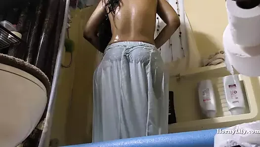 Une femme de ménage du sud de l'Inde nettoie la salle de bain et prend une douche