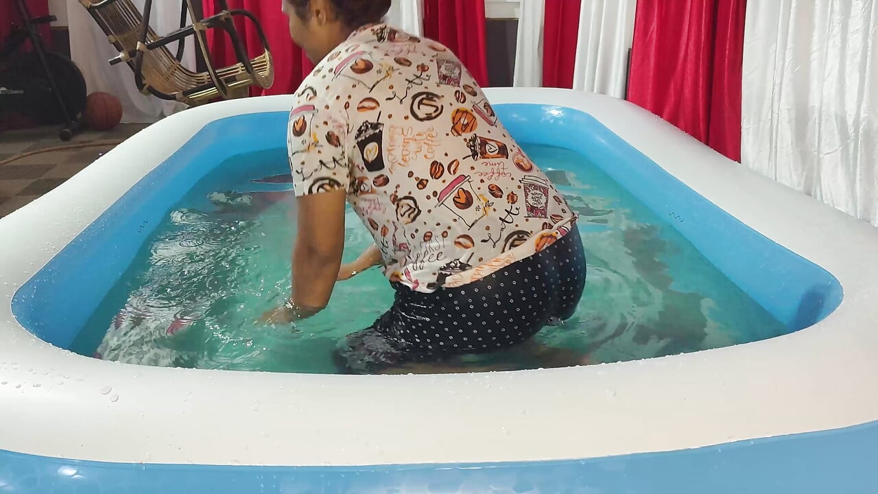 Mallu çift yüzme havuzunda sikişiyor ve oral seks yapıyor