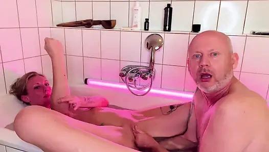 Trio fistfucking dengan milf pirang, latina panas dan pria tua