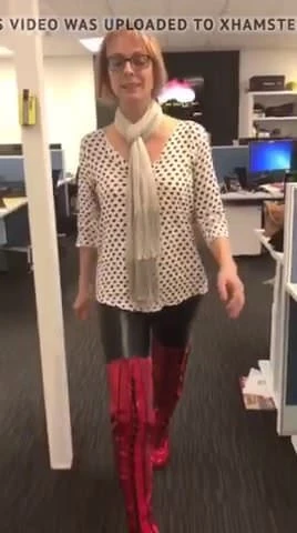 Super sexy milfka v těsných vysokých botách a lesklých legínách