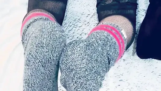 Ein Unwiderstehliches Outfit: Sportliche Socken Und Netzstrümpfe