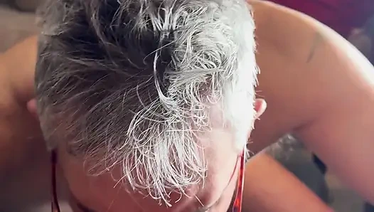 Evli kadın sikişirken ayak parmaklarının emilmesini seviyor