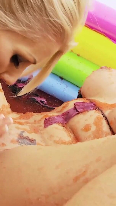 Dve seksi lezbejke se kotrljaju u blatnjavom bazenu i imaju nežnu BDSM akciju | Klip 2