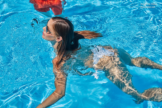 Piscine - la meilleure MILF de tous les temps, Angelica