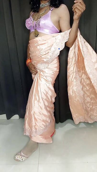 Bedövande hemmafru sexig saree och tit behå trosa