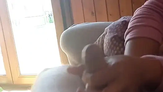 Соблазнение Рукой Оргазмом - Быстрая Дрочка На Диване Перед Отъездом - Быстрое Поглаживание И Игра С Мячом В Видео От Первого Л