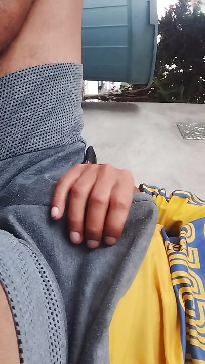 رجل يسخن ويستمني تحت ملابسه