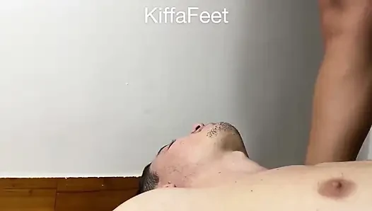 Sahibe kiffa - pembe ayak parmaklarıyla sert ayakla öğürüyor