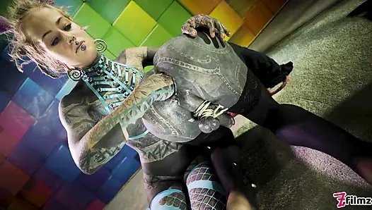Сильно татуированную транс Lily Lu фистят в анал