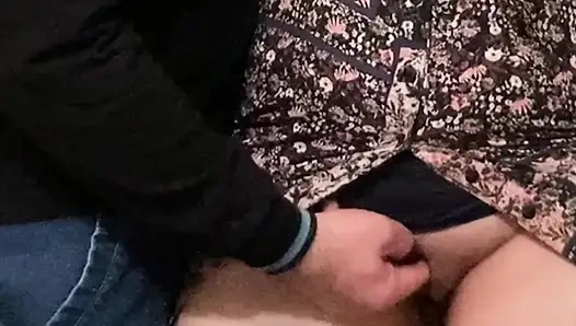 Сексуальная MILF получает клитор, трущийся в метро