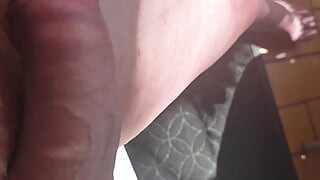 Napaljen opušten na balkonu