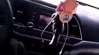 Une femme en hijab suce une bite chrétienne dans la voiture
