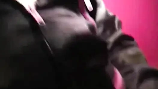 Yabancılarla Emiyor