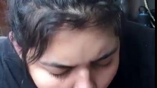 Chupando a su novio peludo luciendo tan bonita