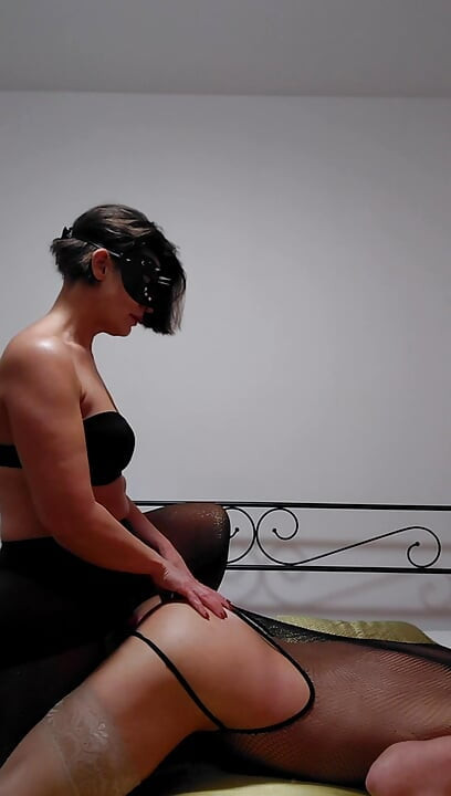 Pieprzę cię, suko, więc nikt nie może cię przelecieć! Zabierżę cię tam, gdzie nie byłeś wcześniej, chodź, spust.